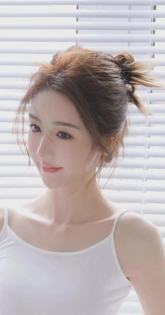 站老师翘起美臂迎巨龙Vlong8唯一中国网